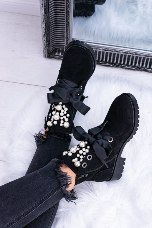 Soojad ankle boots kunstpärlite ja ribaga mustas Perla