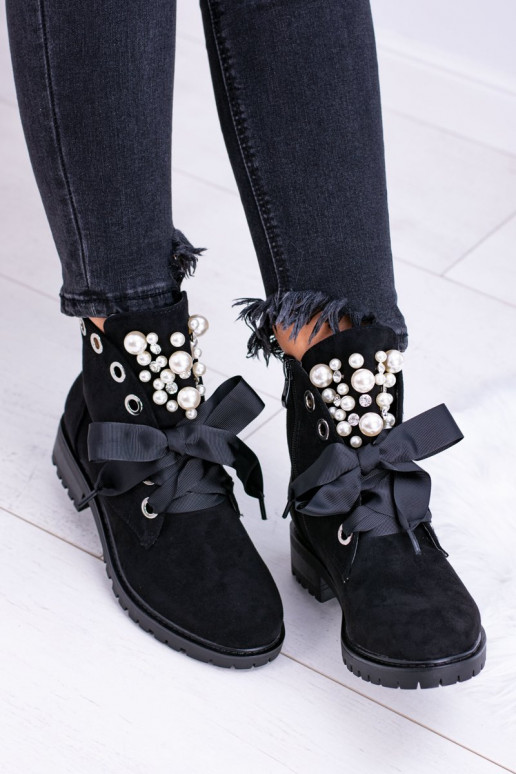 Soojad ankle boots kunstpärlite ja ribaga mustas Perla