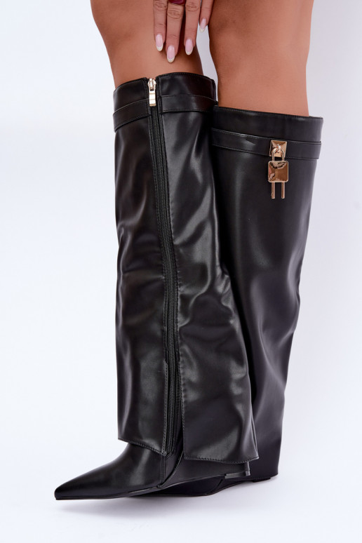 Mirettea põlvekõrgused saapad platvormiga ja dekoratiivsete rihmadega mustas