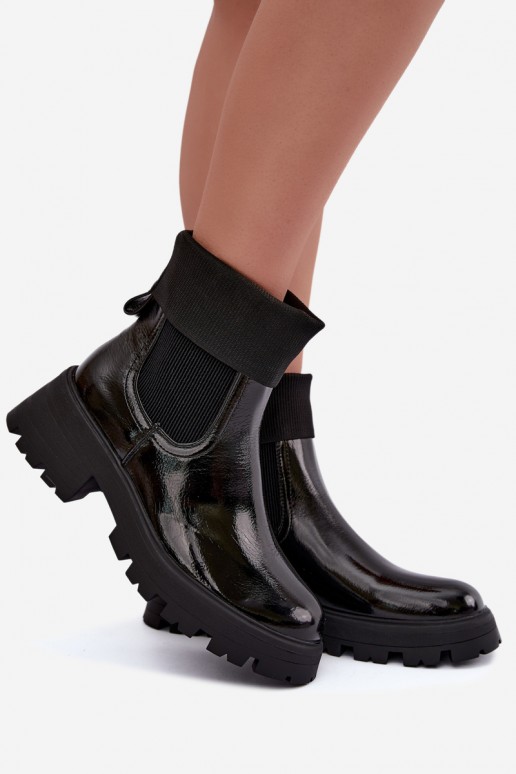 stiils ankle-kingad lakiefektiga musta värv