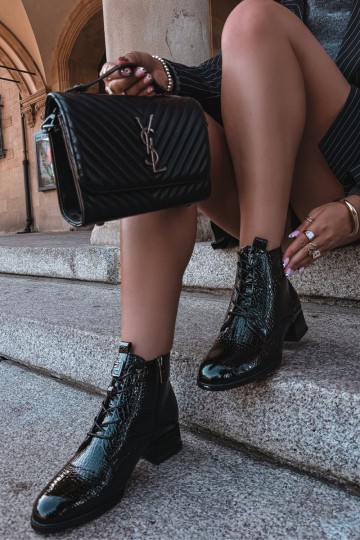 Läikivad ankle boots reljeefsega isoleeritud mustas värvuses Vinceza 58659