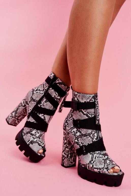 Aulinukai su aukštais kulnais su... Aulinukai su aukštais kulnais su...