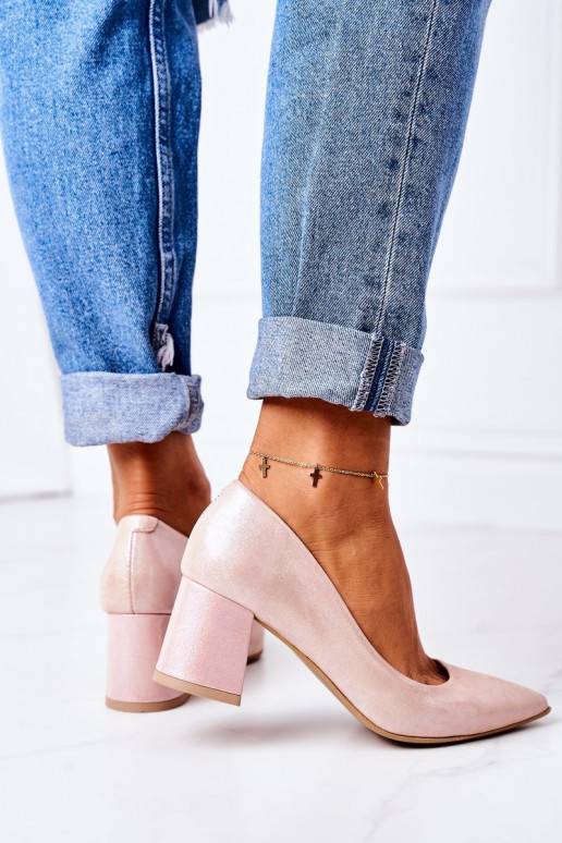 Satiinist kingad tumeroosad värvi