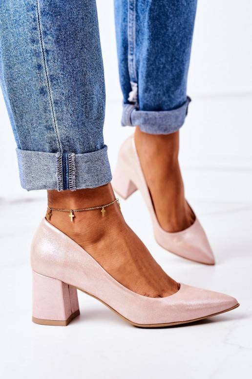 Satiinist kingad tumeroosad värvi