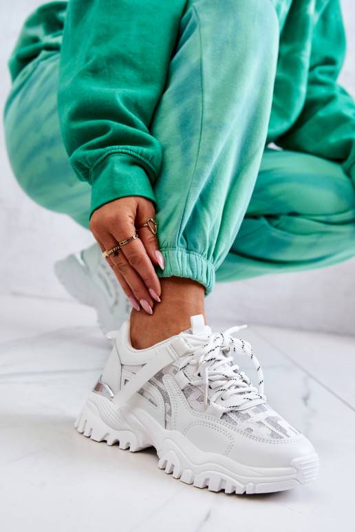 Sneakers tüüpi jalanõud  valget värvi... Sneakers tüüpi jalanõud  valget värvi...