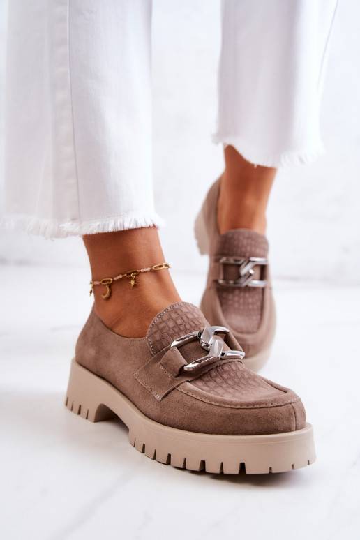 Moekad seemisnakhsed jalatsid beeži...