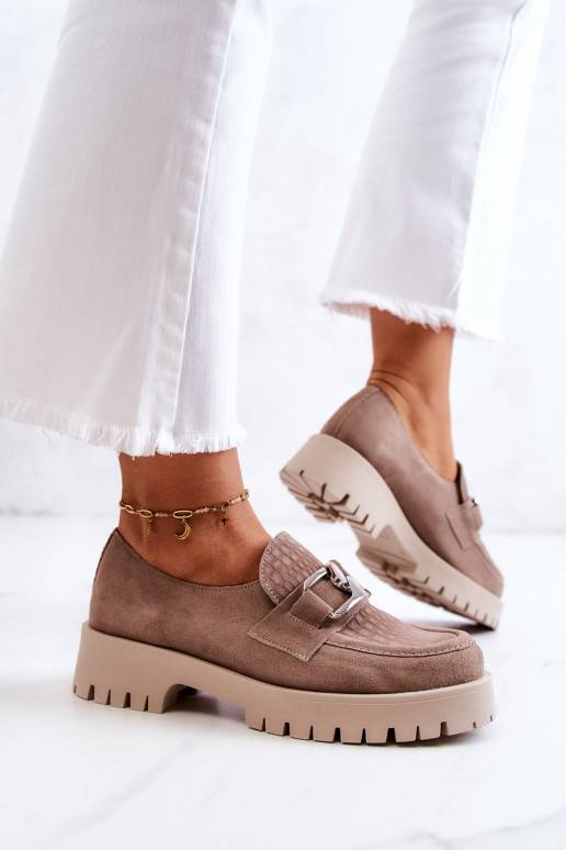 Moekad seemisnakhsed jalatsid beeži...