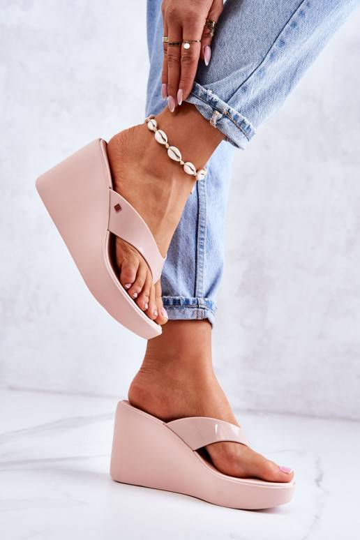 Plätud moodsad varbavahe sandaalid...