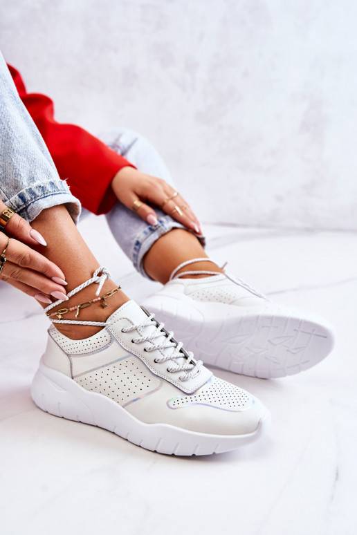 Sneakers tüüpi jalanõud valget värvi... Sneakers tüüpi jalanõud valget värvi...