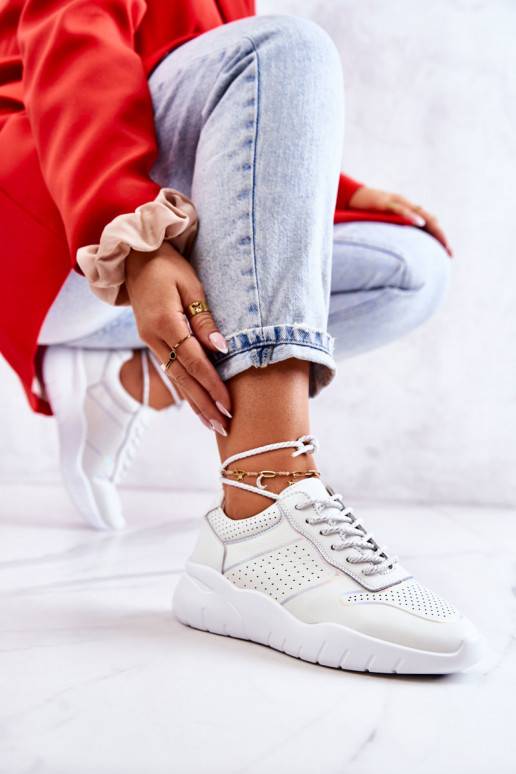 Sneakers tüüpi jalanõud valget värvi... Sneakers tüüpi jalanõud valget värvi...