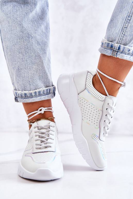 Sneakers tüüpi jalanõud valget värvi... Sneakers tüüpi jalanõud valget värvi...