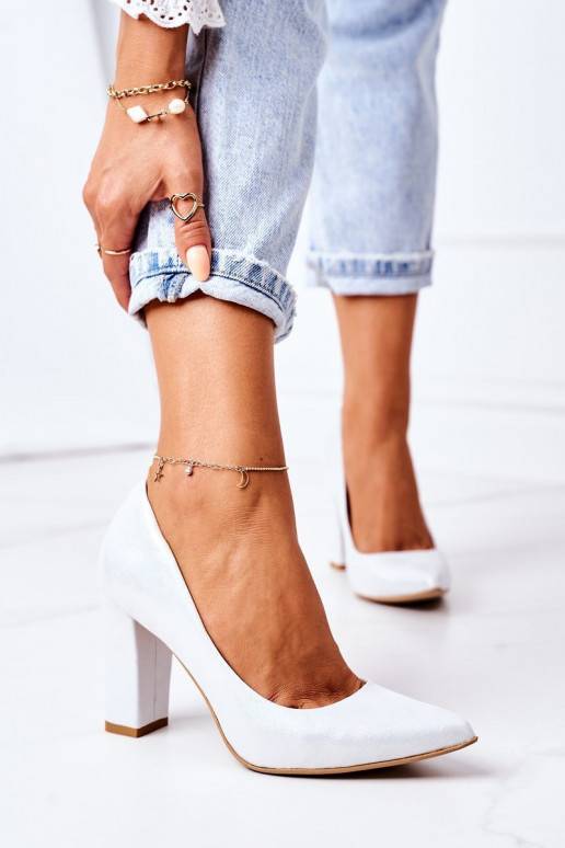 Satiinist kingad hõbedat värvi