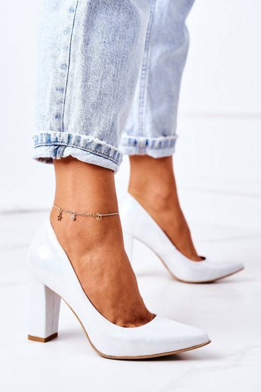 Satiinist kingad hõbedat värvi