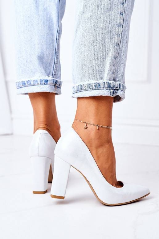 Satiinist kingad hõbedat värvi