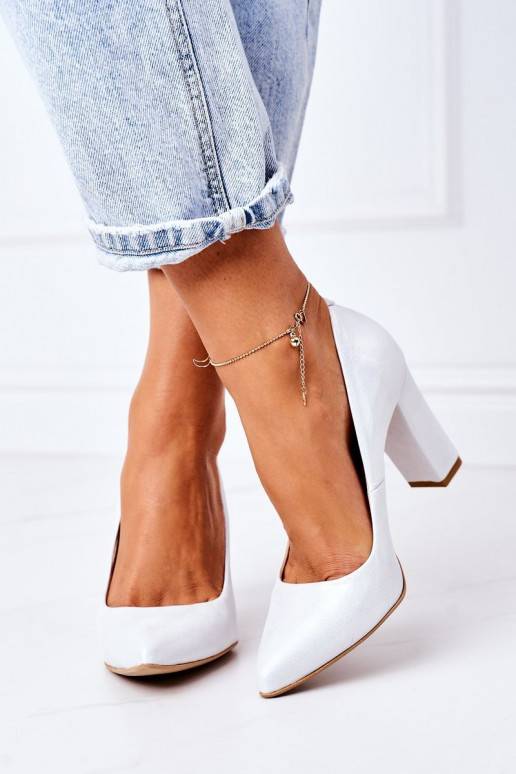 Satiinist kingad hõbedat värvi