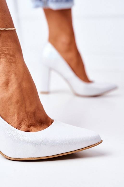 Satiinist kingad hõbedat värvi