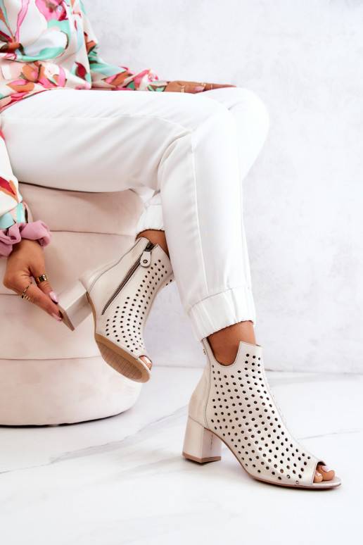 Läbimustritega ümardused beež Läbimustritega ümardused beež