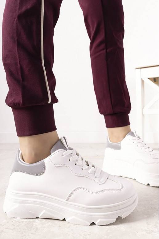 Valged spordijalatsid