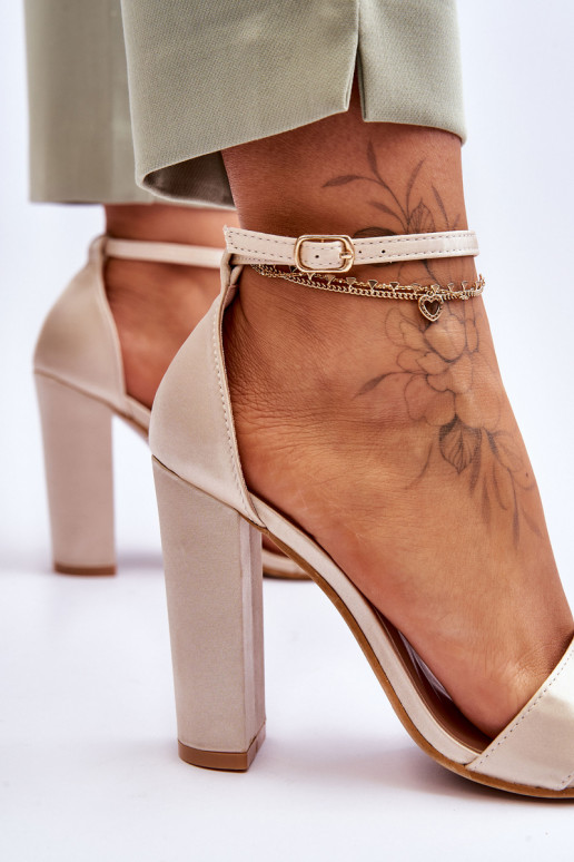 Satiinist sandaalid kõrge jämeda... Satiinist sandaalid kõrge jämeda...