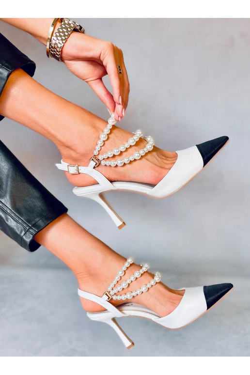 Kingad  pärlitest kaunistustega...