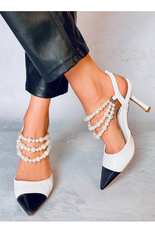 Kingad  pärlitest kaunistustega...