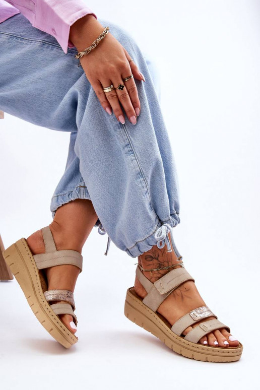 Kleepuvate kinnitustega sandaalid...