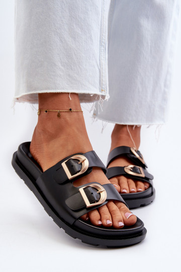 Naistel mustad sussid...