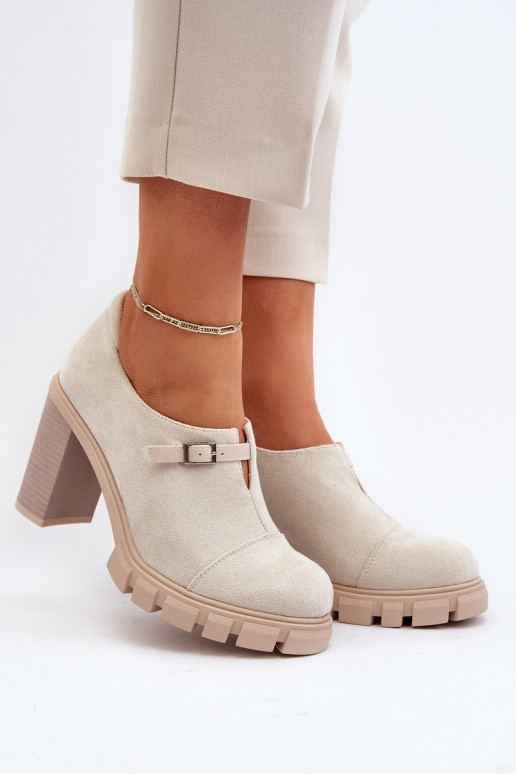 Jalatsid kõrge jämeda kontsaga... Jalatsid kõrge jämeda kontsaga...