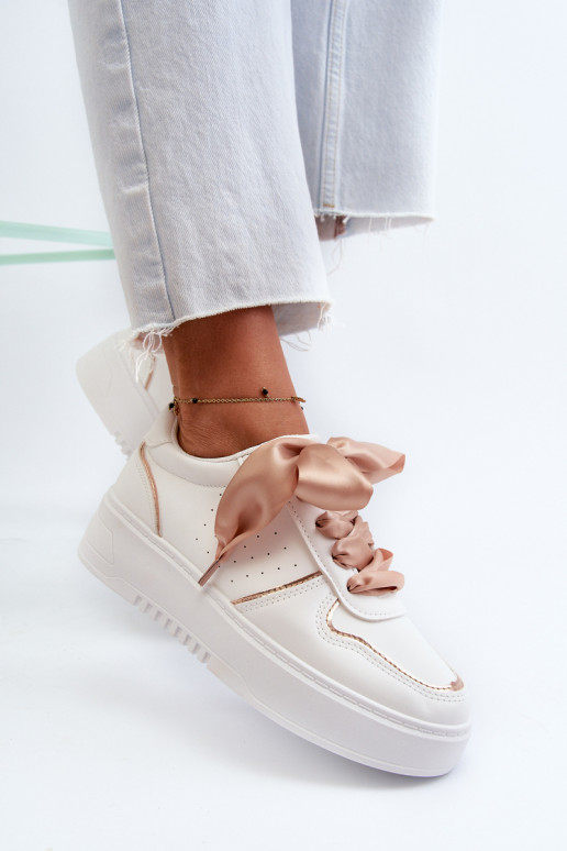 Sneakers tüüpi jalanõud platvormiga... Sneakers tüüpi jalanõud platvormiga...