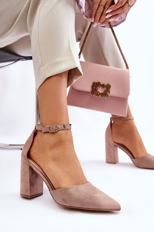 Kingad kõrge jämeda kontsaga beeži... Kingad kõrge jämeda kontsaga beeži...