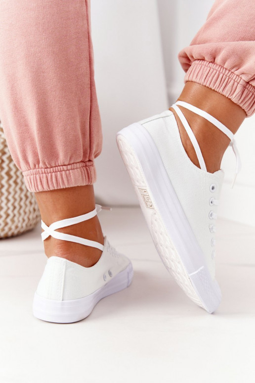 Klassikalise mudeli vabaaja jalanõud valget värvi Klassikalise mudeli vabaaja jalanõud valget värvi