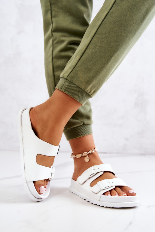 kummist Plätud neetide ja pandlaga valget värvi Corina kummist Plätud neetide ja pandlaga valget värvi Corina