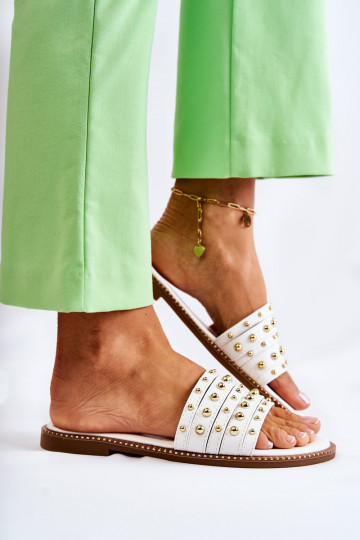 Plätud naturaalsest nahast kaunistustega valget värvi Brien