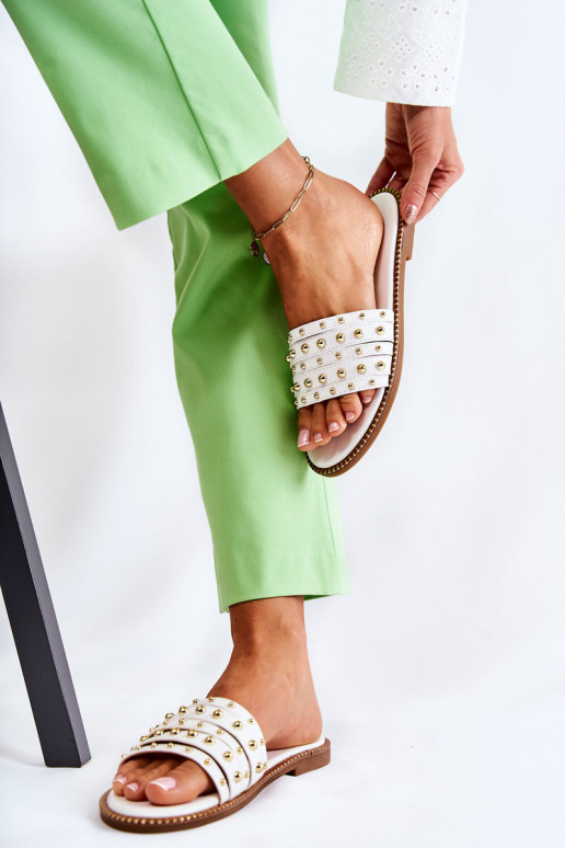 Plätud naturaalsest nahast kaunistustega valget värvi Brien Plätud naturaalsest nahast kaunistustega valget värvi Brien