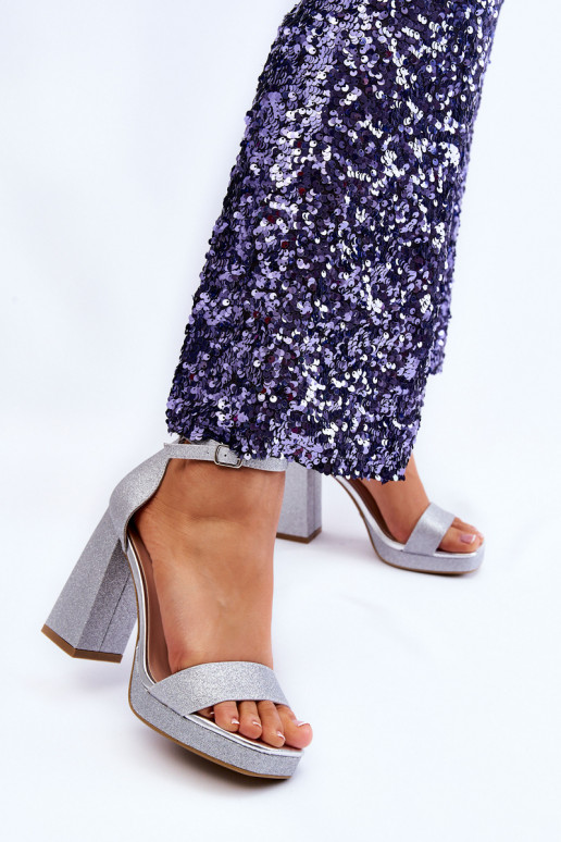 Hõbedat värvi Calmi