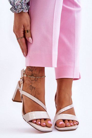 Laque sandaalid kõrge jämeda kontsaga beeži värvi Carrie