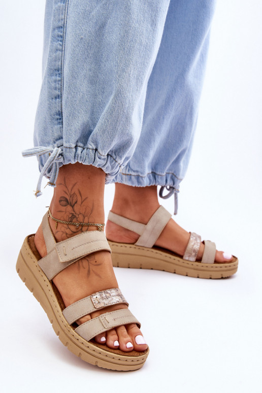 Kleepuvate kinnitustega sandaalid beeži värvi Fresh Look