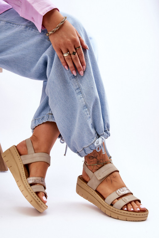 Kleepuvate kinnitustega sandaalid beeži värvi Fresh Look