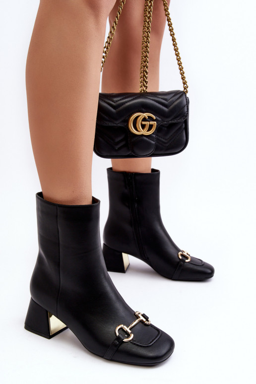 Musta Adinah kaunistustega kontsaga poolsaapad Musta Adinah kaunistustega kontsaga poolsaapad