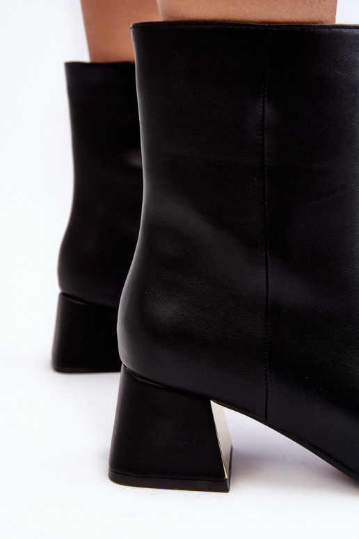 Musta Adinah kaunistustega kontsaga poolsaapad Musta Adinah kaunistustega kontsaga poolsaapad