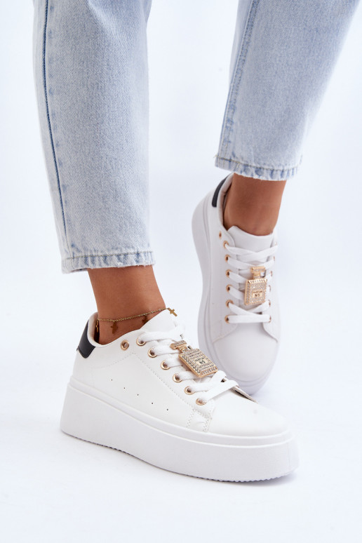 Sneakers tüüpi jalanõud   kaunistustega valget värvi Celedria Sneakers tüüpi jalanõud   kaunistustega valget värvi Celedria