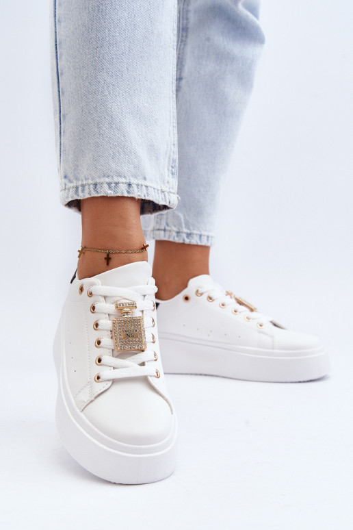 Sneakers tüüpi jalanõud   kaunistustega valget värvi Celedria Sneakers tüüpi jalanõud   kaunistustega valget värvi Celedria