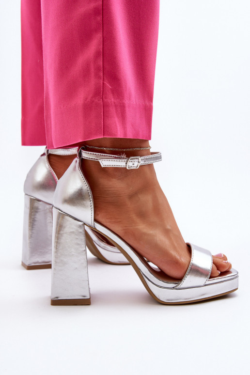 Kandilise esiosaga seemisnahast kõrged kontsad Hõbedat värvi Merila