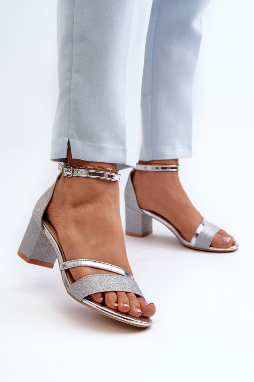 Läikivad sandaalid    Hõbedat värvi Ploemis