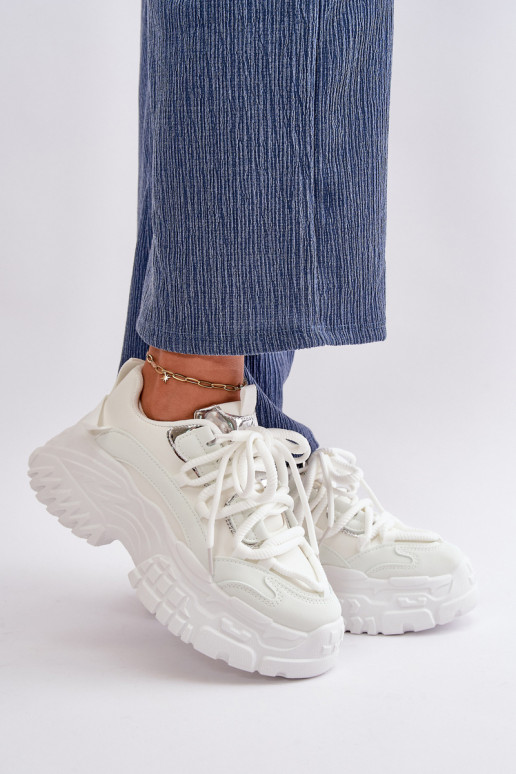 Sneakers tüüpi jalanõud Pealiste omad Sellel onssiivsel tallal valget värvi Nevela Sneakers tüüpi jalanõud Pealiste omad Sellel onssiivsel tallal valget värvi Nevela