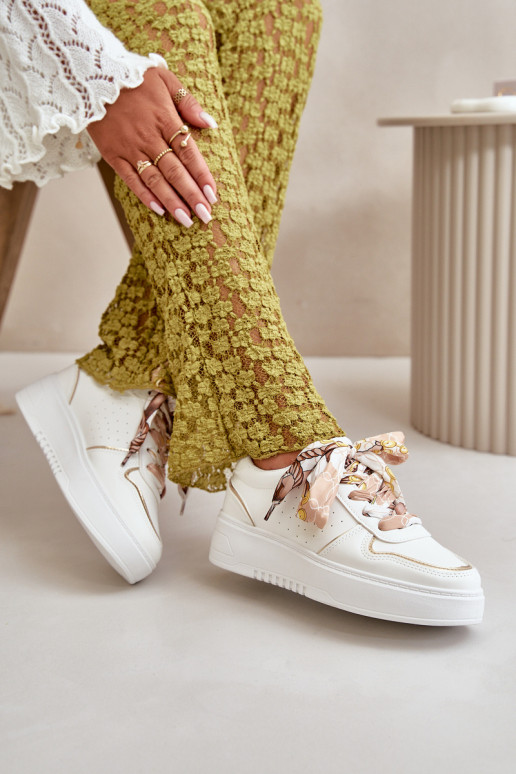 Sneakers tüüpi jalanõud Pealiste omad platvormiga Koos Ornate Paeladm valget värvi Mistra