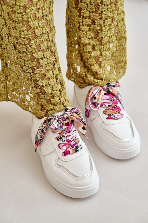 Sneakers tüüpi jalanõud Pealiste omad platvormiga Koos Ornate Paeladm valget värvi Mistra