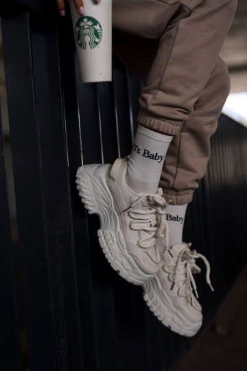 Sneakers tüüpi jalanõud Pealiste omad Sellel onssiivsel tallal Elevandiluu värvi Nevela
