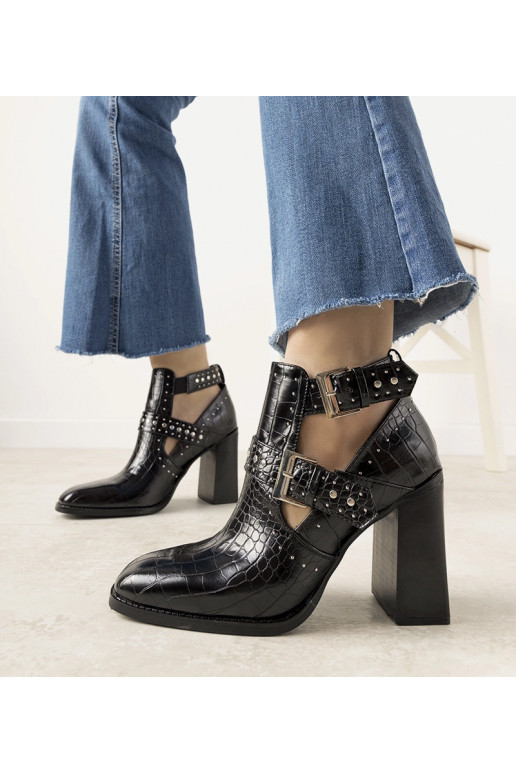 Mustad ažuursed kontsaga poolsaapad...