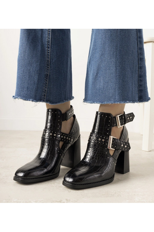 Mustad ažuursed kontsaga poolsaapad...